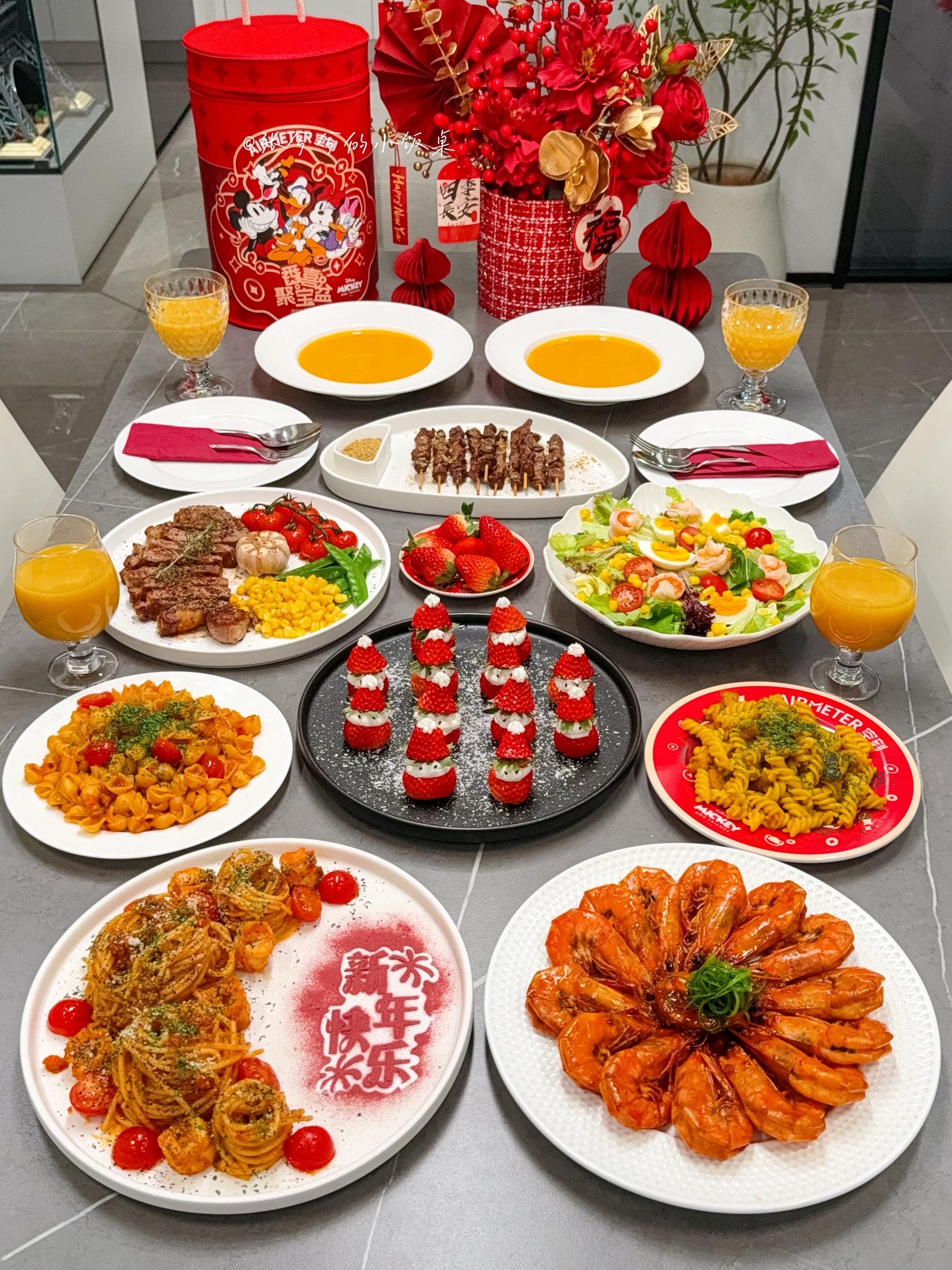 新年家宴｜在家轻松搞定餐桌仪式感。新年倒计时，厨房的灯光总是暖暖的💡...