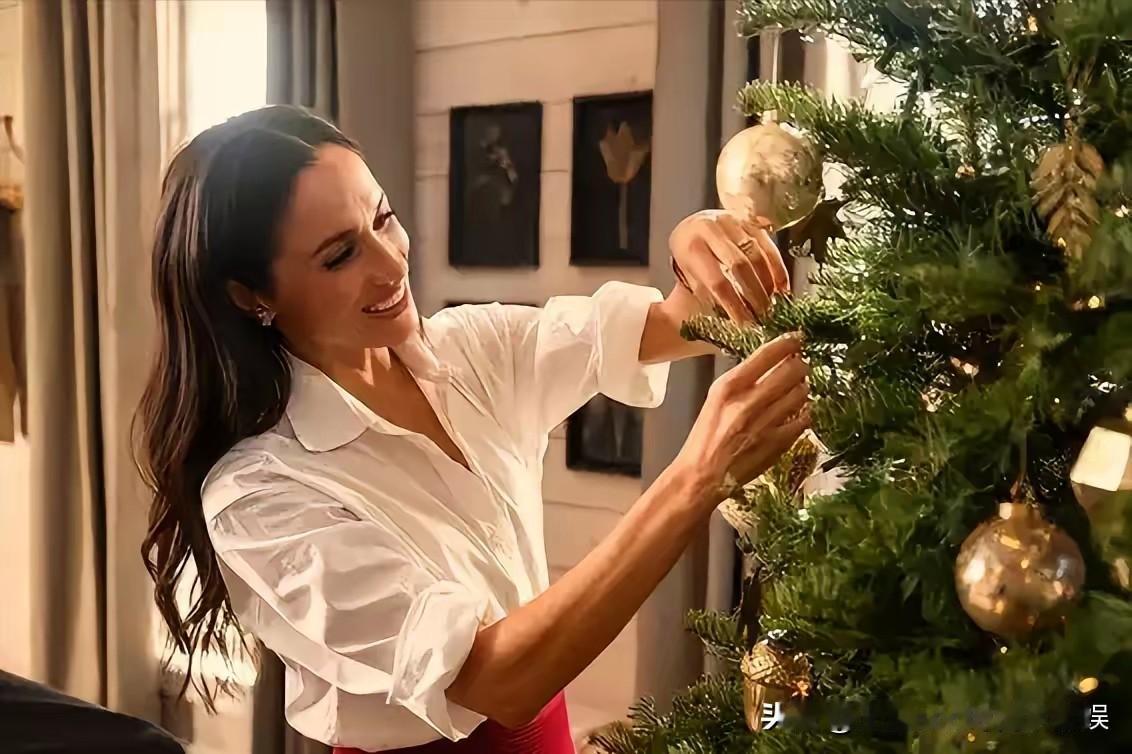 凯特王妃装饰圣诞树，梅根也装饰圣诞树，两张照片，同样侧身而立面对圣诞树，同样穿白