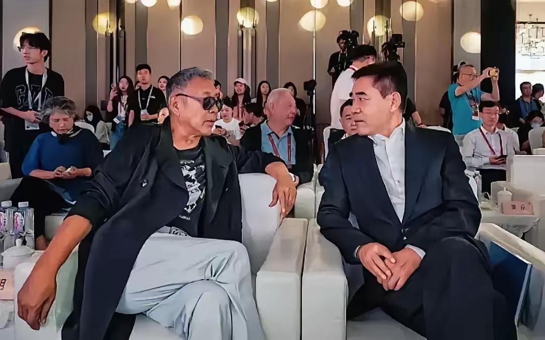 陈道明和陈宝国这两位老帅哥聚在一起畅聊。他们都是观众喜爱的老戏骨，从年轻开始到现
