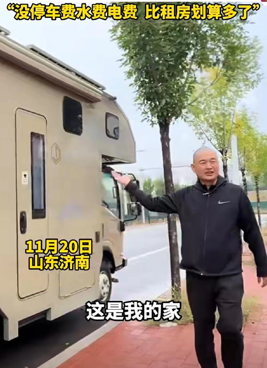 济南一对夫妇为了孩子早上多睡40分钟，在学校门口安了“移动小家”。11月20日，