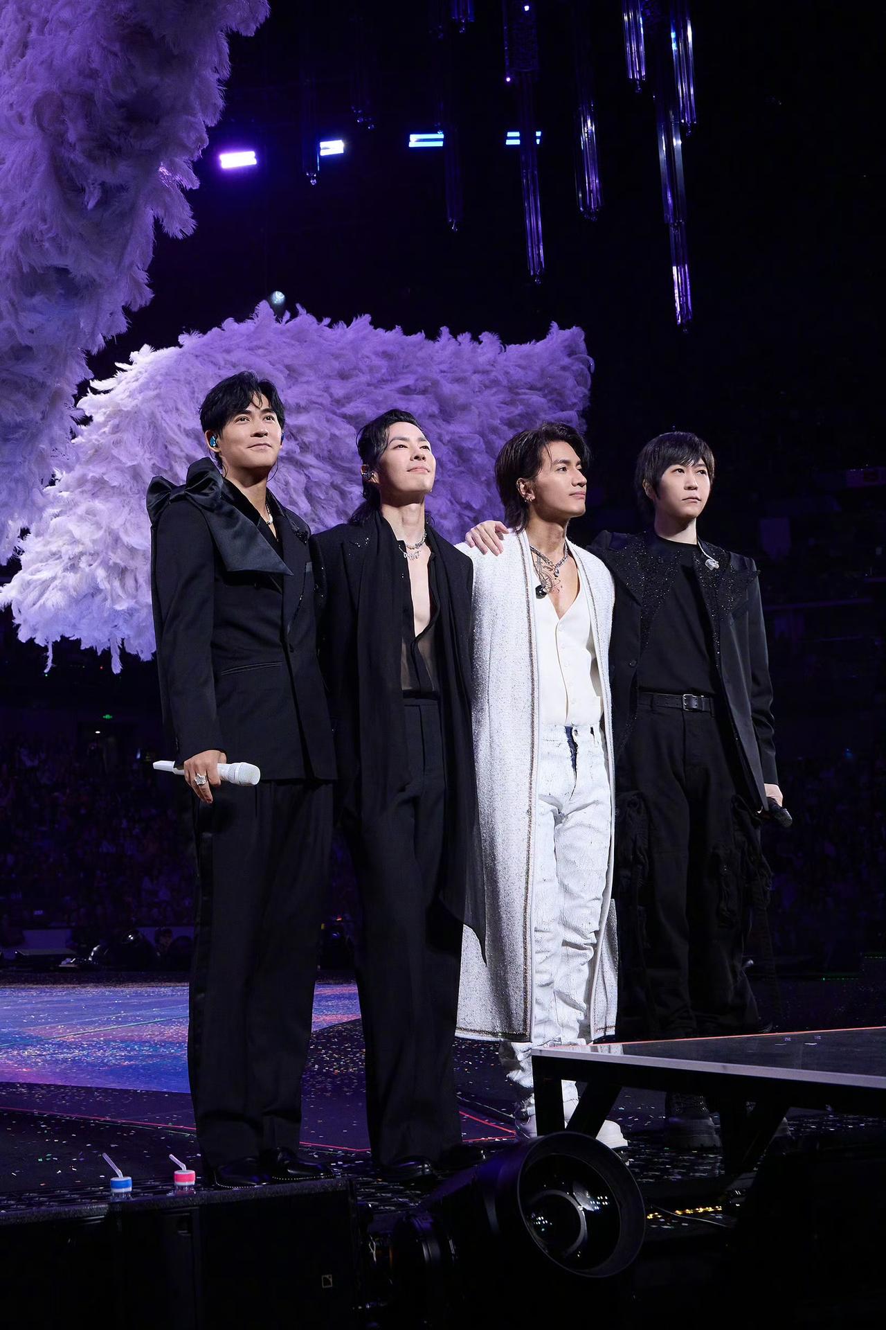 阿信演唱会不慎摔下舞台一定要小心！