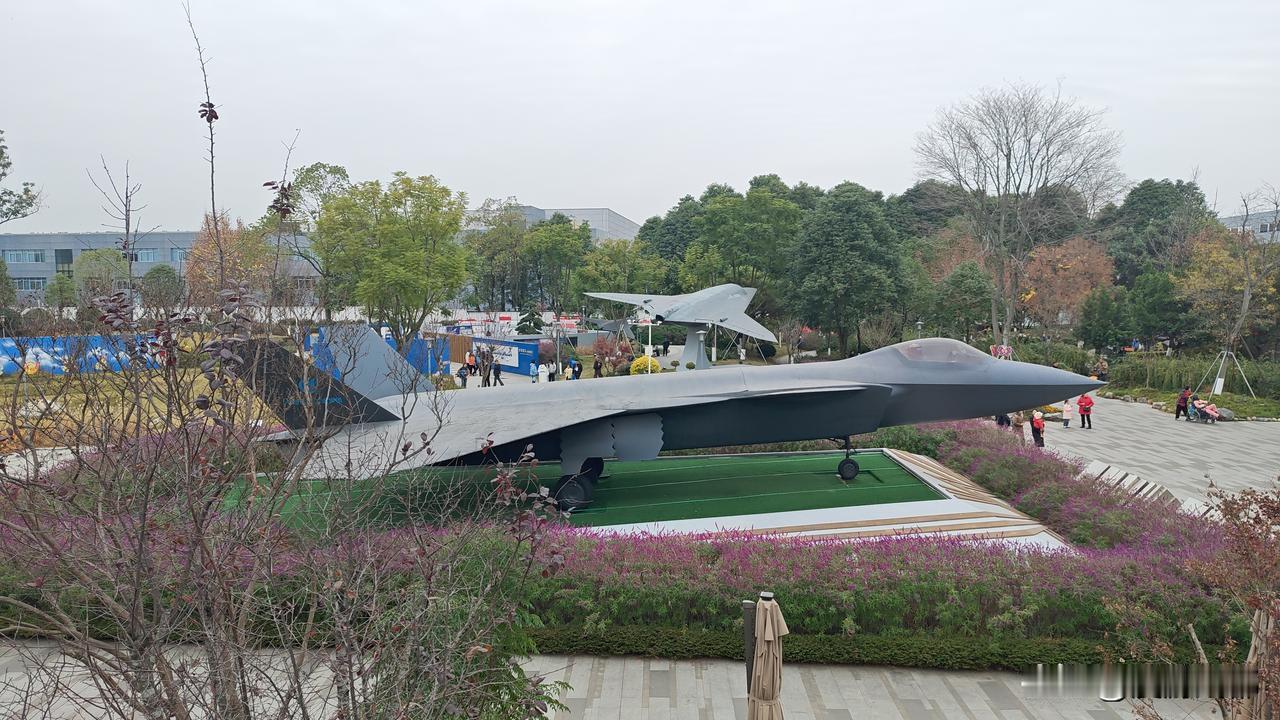 成都成飞公园还是非常不错的，有十几架飞机可以参观，也能了解世界与我国飞机的发展史