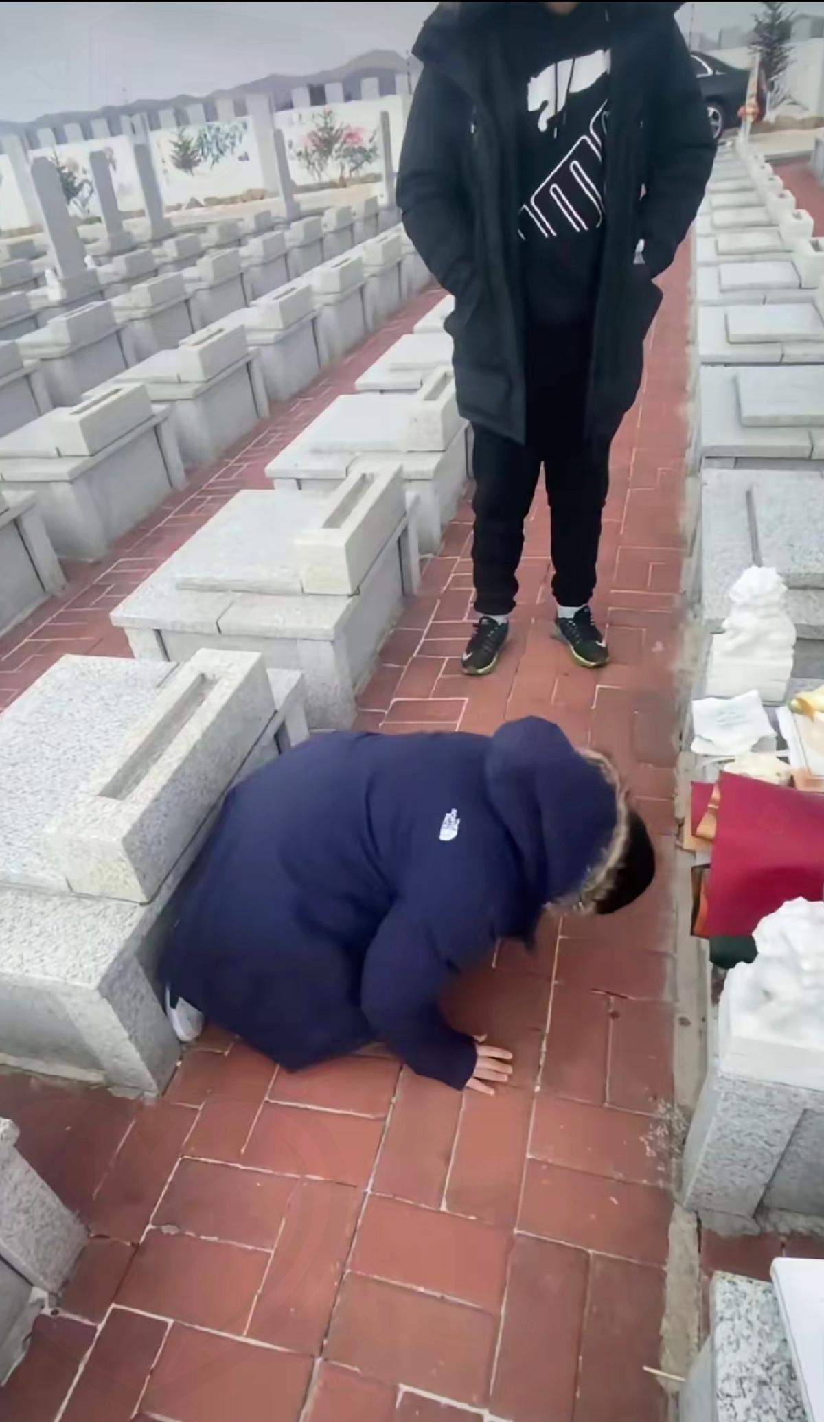 破防了！小男孩墓前给妈妈庆生，一句话戳中所有人泪点小男孩又