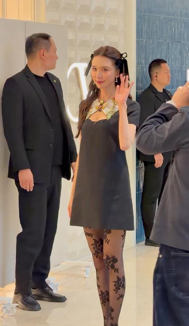 林志玲生娃后变成“大号水蜜桃”！穿镂空短裙+黑丝袜，50岁又美又欲！