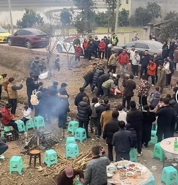 重庆合川那个杀猪饭的事，可太火了。一个姑娘随手发视频说家里要杀猪缺人手，招呼大家