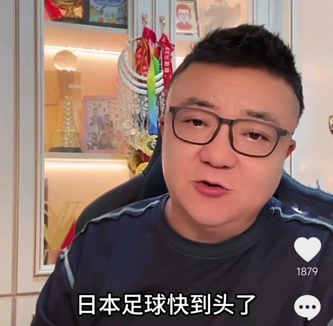 董路在直播间爆了一个料。他表示，在前段时间，他带着14年龄段的小球员去日本踢比