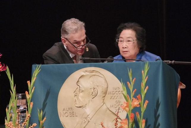 2015年，屠呦呦受邀发表演讲，可由于话筒线不够长，只能弯着腰讲话，谁料瑞典医学
