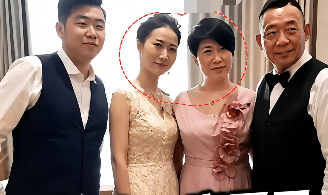 于东来夫妇与儿子、儿媳妇