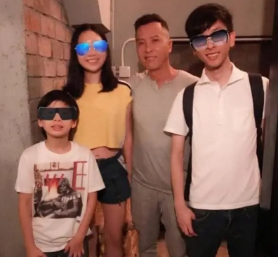 甄子丹藏的真深两儿一女竟然都这么大了。大儿子甄文焯，今年30岁，从事普通职业