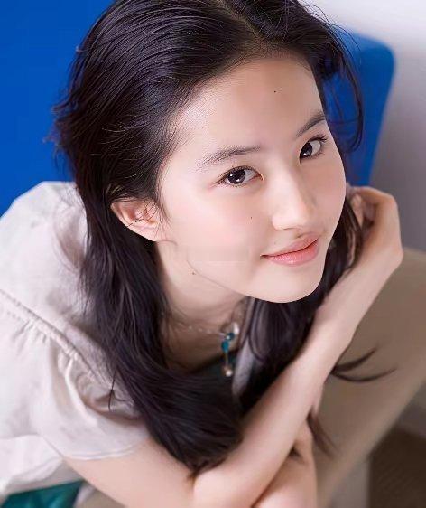 如果你是评委把她和关婷娜，刘亦菲，在一起参加选美哪个更漂亮，你的票会投给谁​​