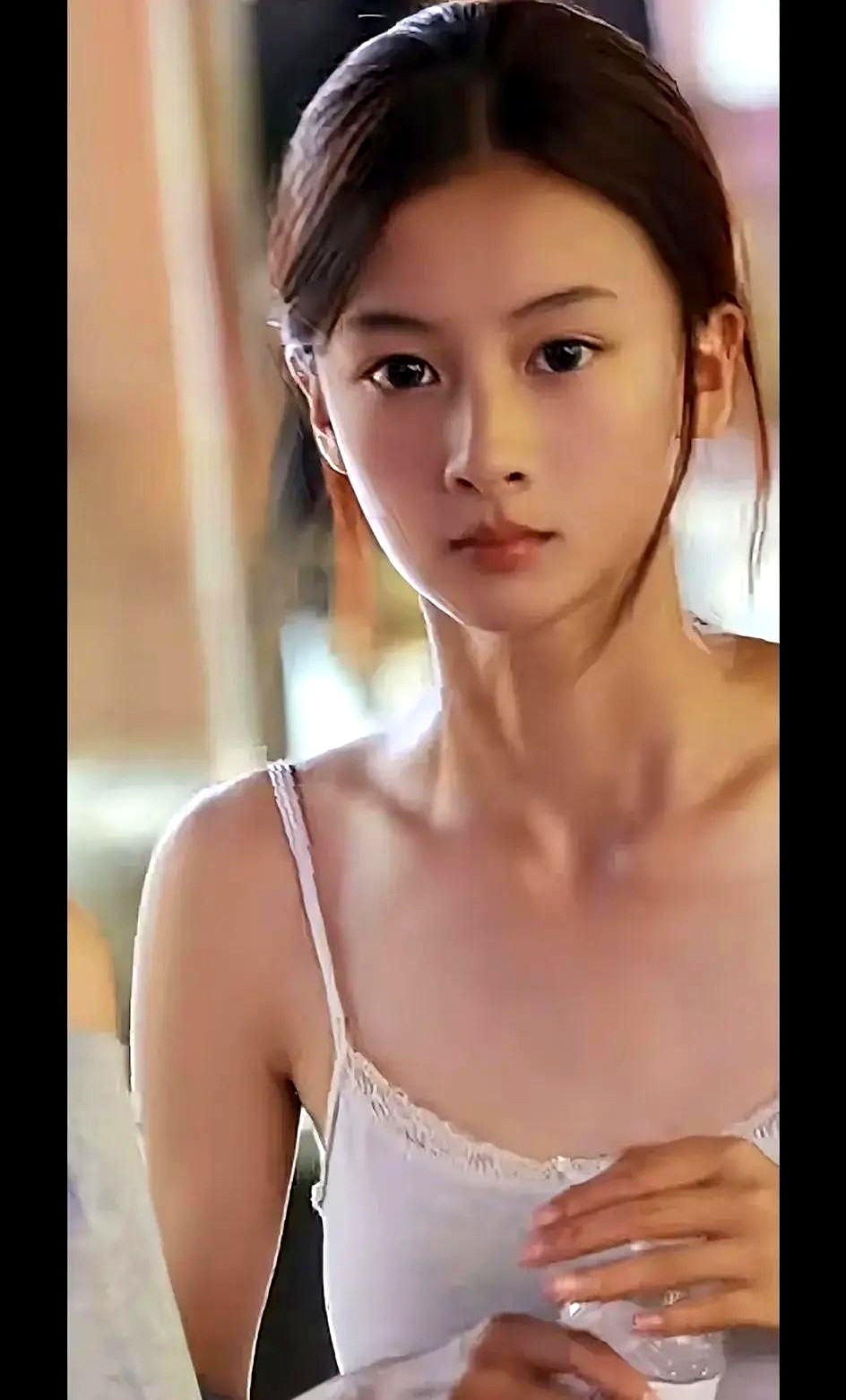 白鹿要失宠了！南阳15岁少女七七在街拍视频火了，于正已经拿到她的联系方式。