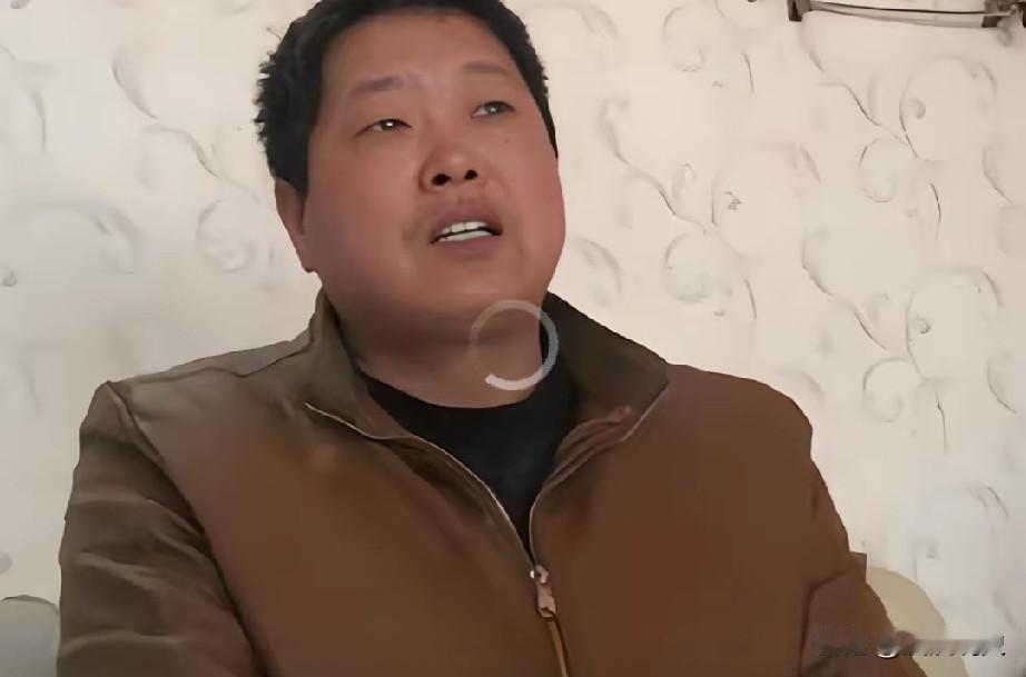 河南郸城的退伍军人仵瑞华在街头修了二十多年水电，47岁那年去镇政府溜达，竟在公告