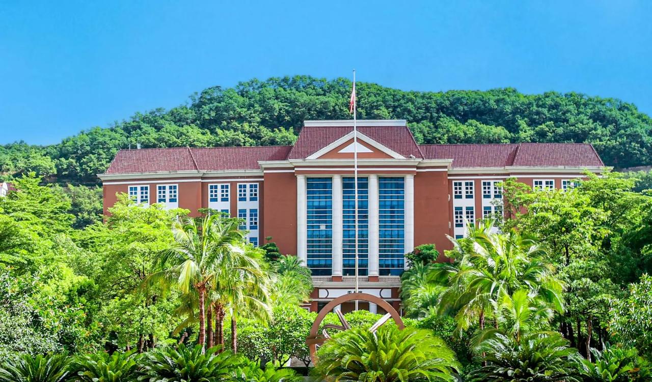 博士毕业进大学任教，到手38万，不香吗？邻居家的孩子博士毕业，进了西安某大学