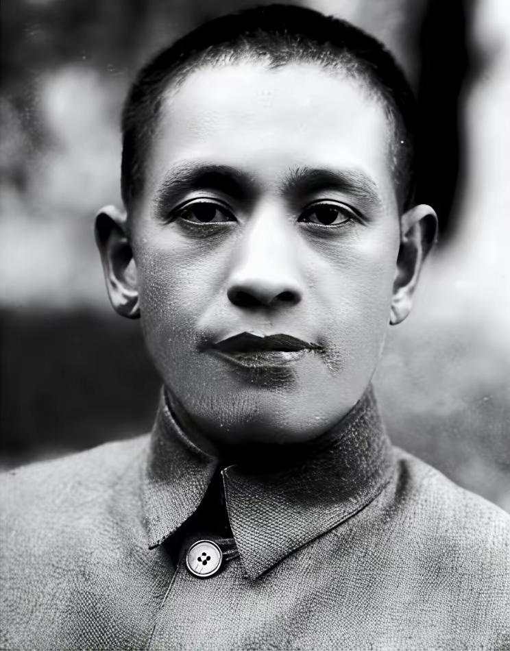 成都解放前夕，国军上将孙震携带数百两黄金飞逃台湾，临走时将部队交给侄子孙元良。孙