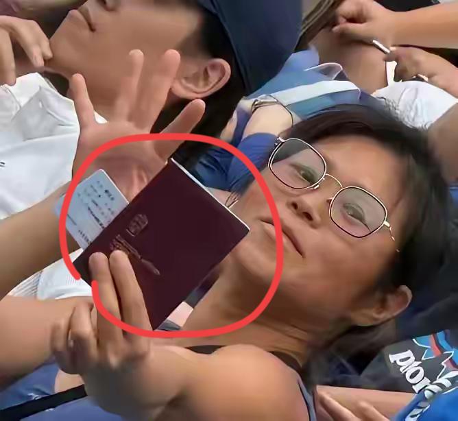 护照姐撒泼现场：一本证件哪来的“高人一等”？上海大师赛上那幕太辣眼了！46岁