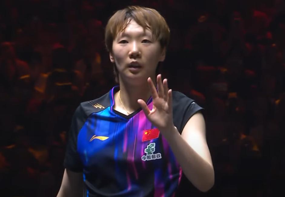 王曼昱4:1赢了孙颖莎，鳗鱼新式发球立功了！前四局鳗鱼的新式反手发球，莎