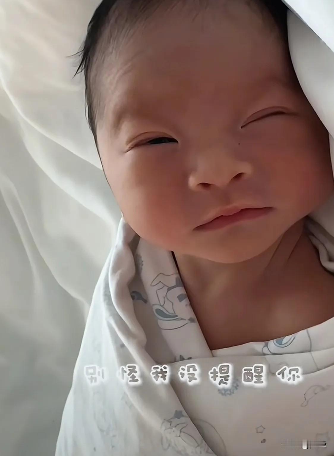 马筱梅又晒儿子正面照了！天呐，汪宝儿太像妈妈了吧！大眼睛双眼皮跟妈妈一模一样，