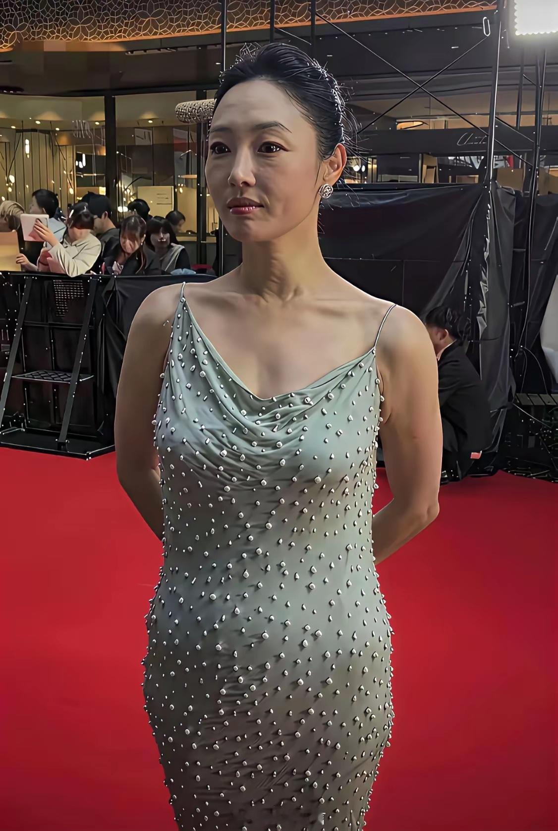 大家都是人，都会衰老，只是明星的确比普通人上镜，并且有化妆师给包装