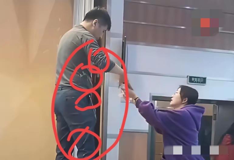 2019年张雪峰受邀去某地演讲时被人突然“攻击”事件回顾。事情是这样的，演讲过程