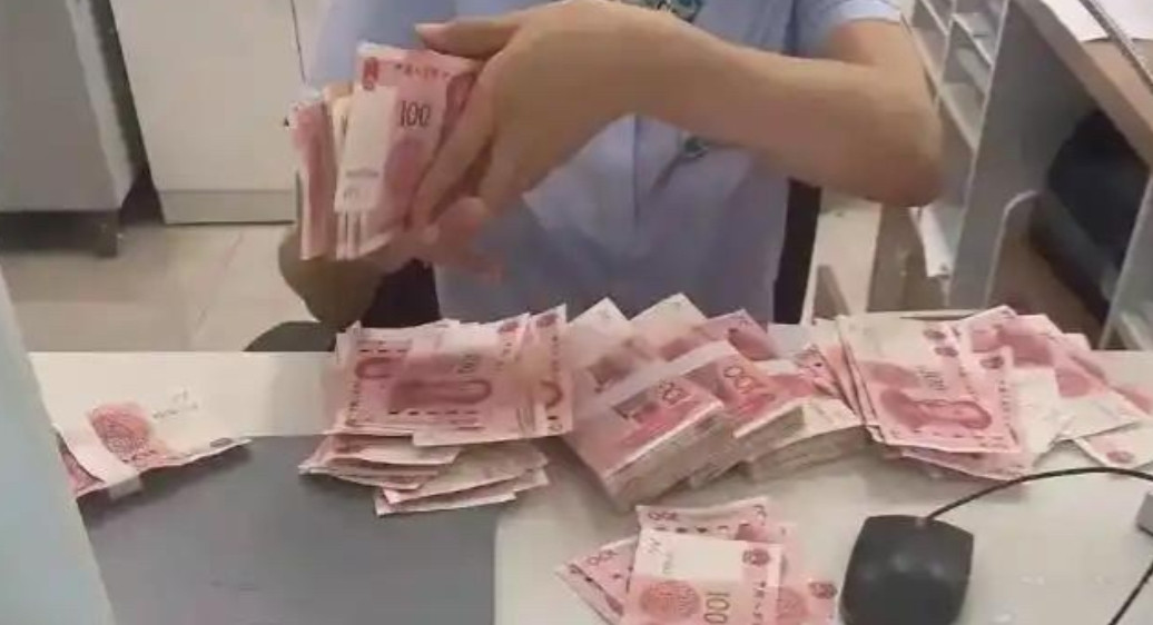 老人在担心什么？近日，株洲田心的银行里出现了老人潮，取钱的老人排起长队，络绎不