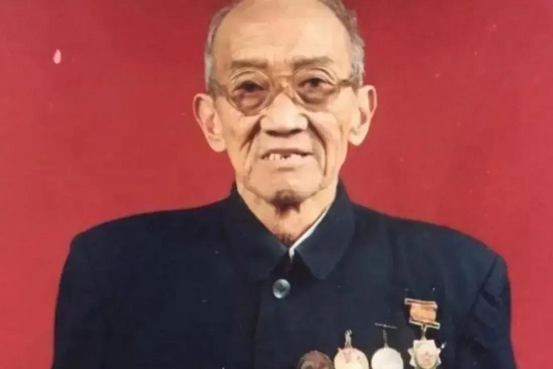 1952年，60军180师政委吴成德被俘，在敌人的折磨下，他瘦了40多斤，双腿肌