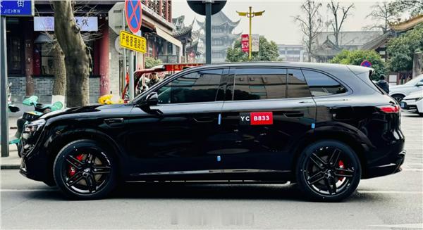 问界M6这几天的预热一波儿接一波儿，最新曝光了“黑武士版”配色，红与黑的组合非