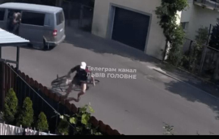 乌克兰男子光束被参军！他骑着自行车在街上行驶，结果正巧碰到乌军征兵办！他眼疾手快
