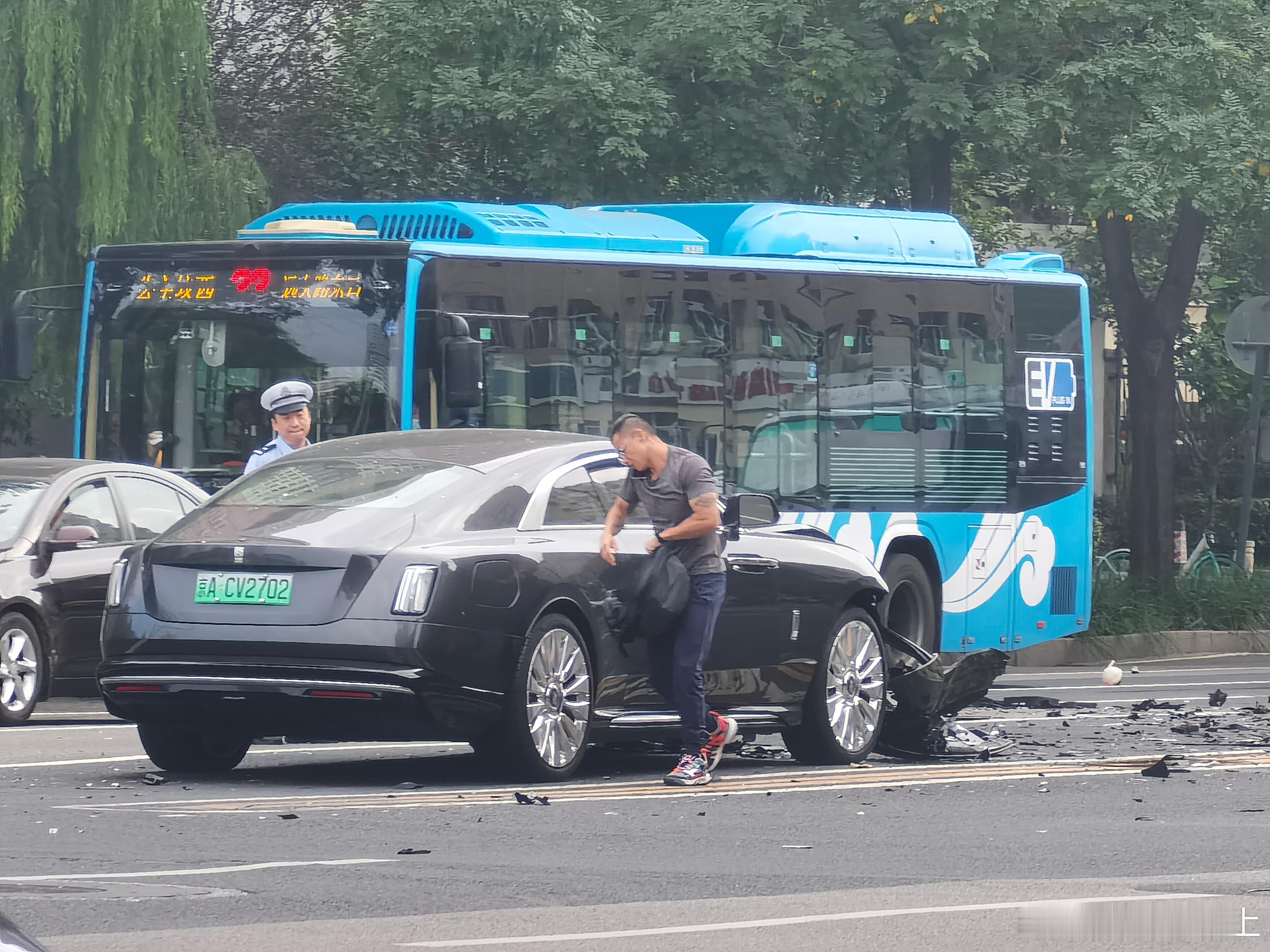 陈震劳斯莱斯发生车祸陈震闪灵逆行，对撞白色比亚迪看到网络上有比亚迪内饰鲜血飞溅
