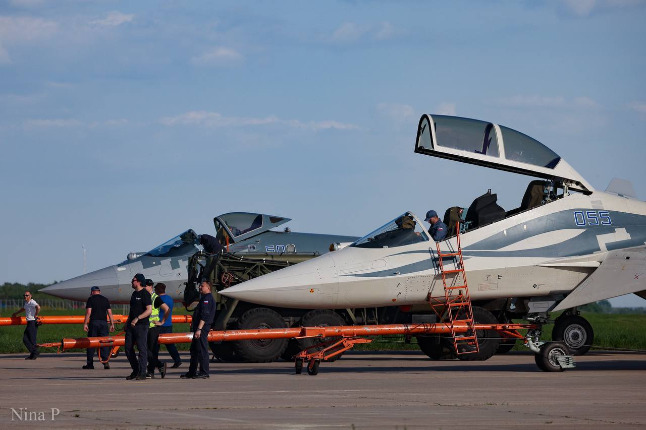 Su-57D座舱盖打开了与Su-57的滑盖打开方式不同，Su-57D是很普通的
