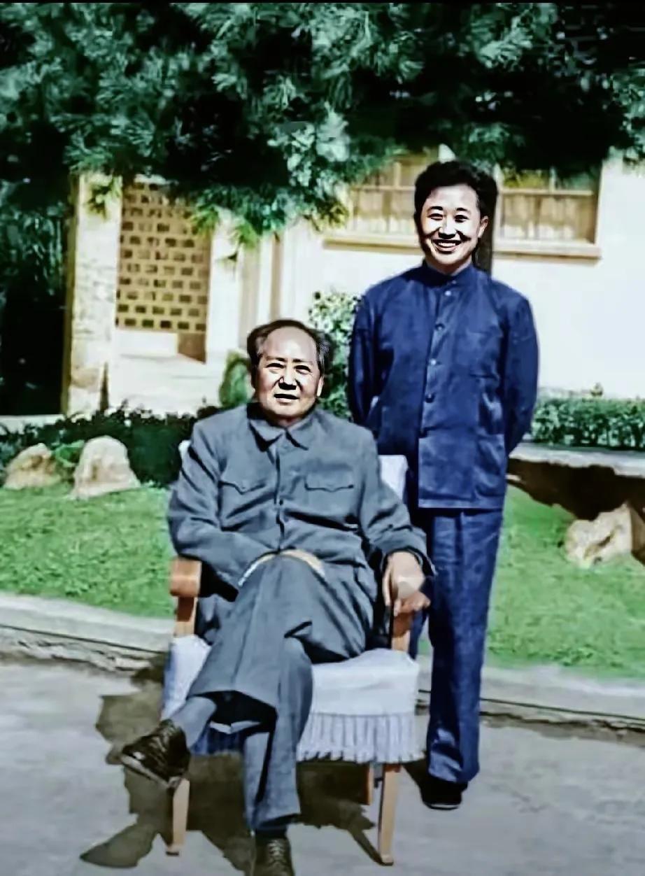 当年的这个年轻人就凭这张照片，一生足够了，太幸福了