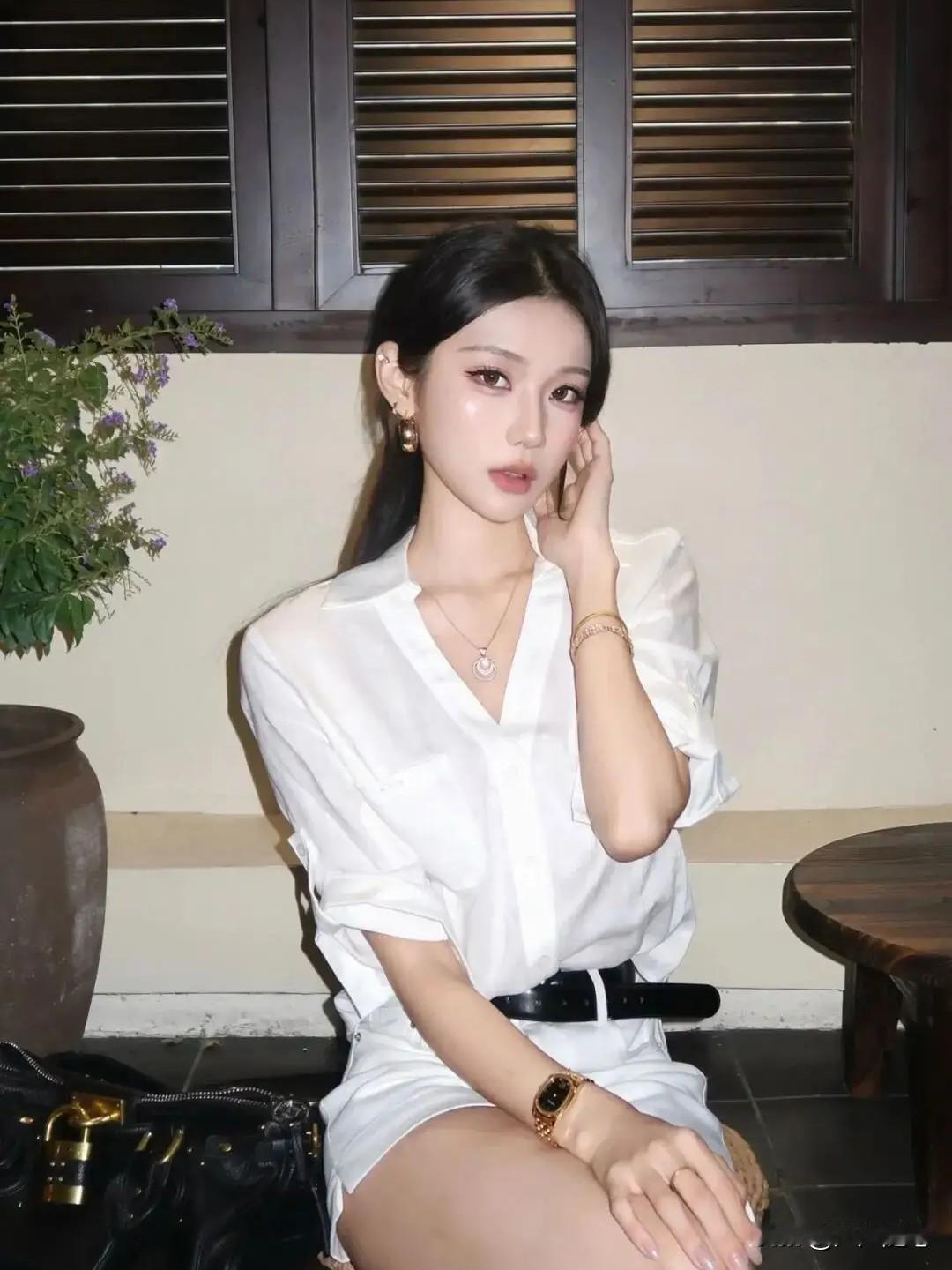 像模特又像明星，想不起谁了。