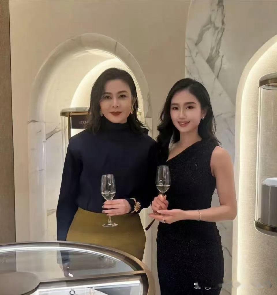 谁能相信这是63岁的关之琳！岁月从不败美人，依旧美得惊艳时光。