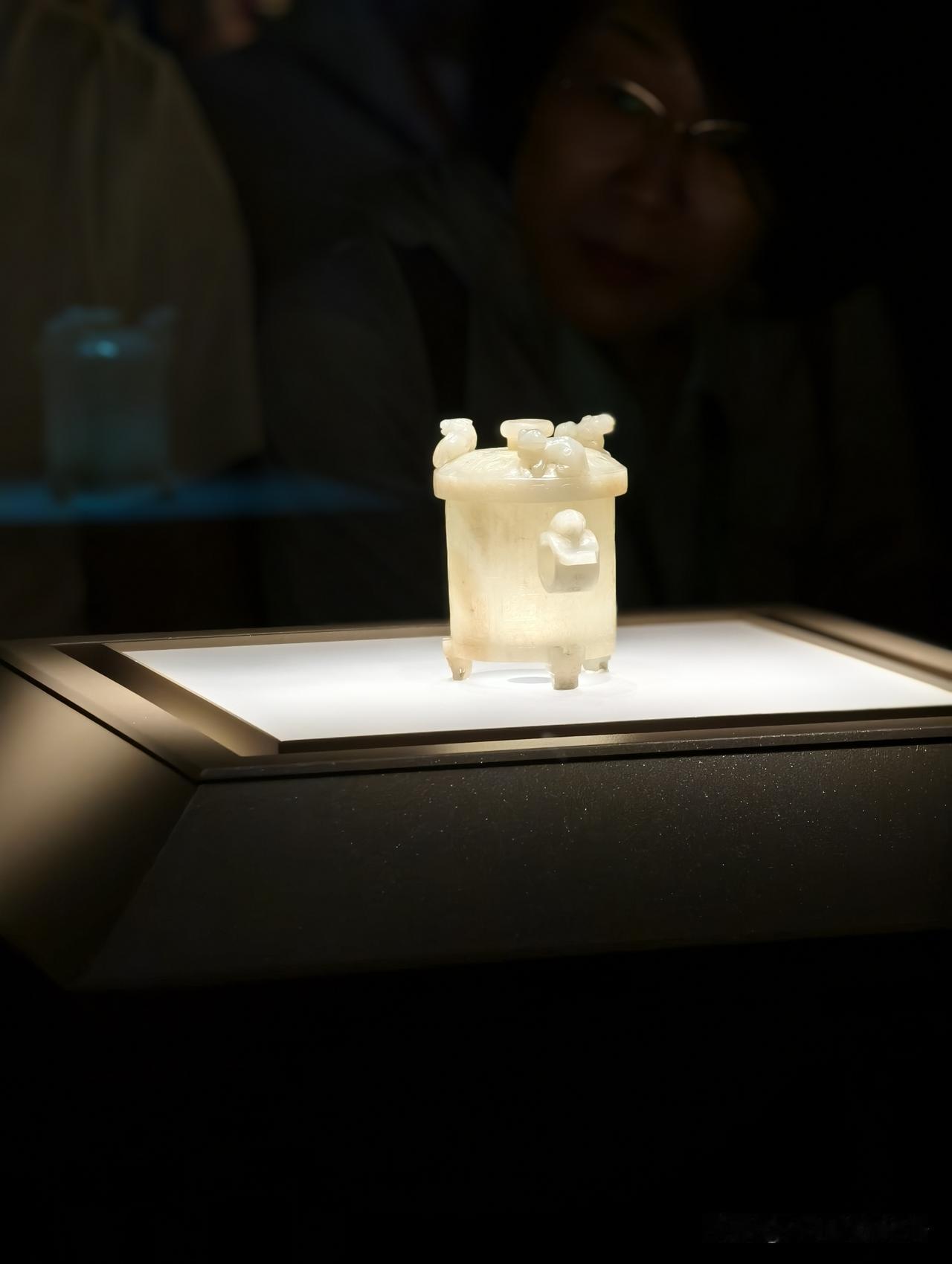 会说话一次在一个小店，老板在收银台收银，他儿子在旁边整理酒架上的酒，脸上能看