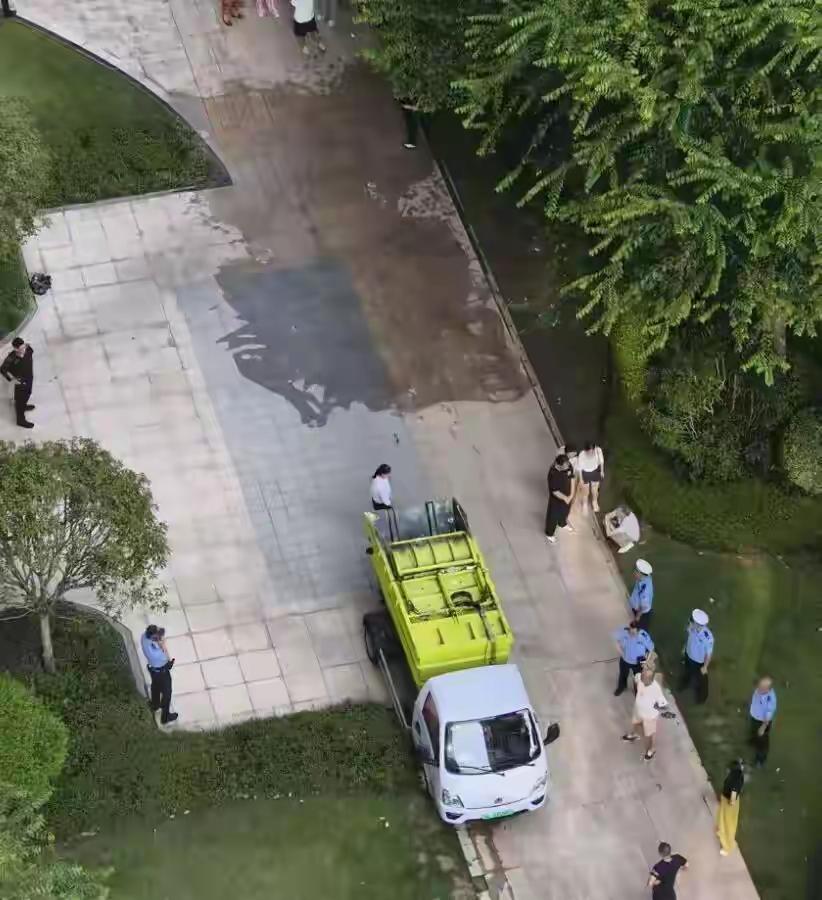 乐山这个垃圾车司机，可能会面临3种结果。1.坐牢是跑不掉的，因为是在小区里