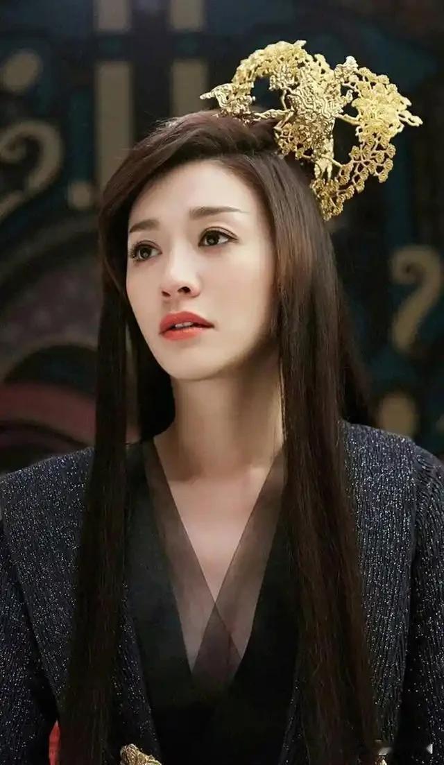 李小冉和梅婷都是50岁了，虽然她看着比梅婷年轻，皮肤白到发光，身材看着也比梅婷好