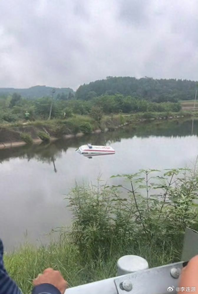 【#绵阳120救护车接病人途中落水#】#卫健局回应救护车接病人途中落水#9月19日，四川绵阳三台县网