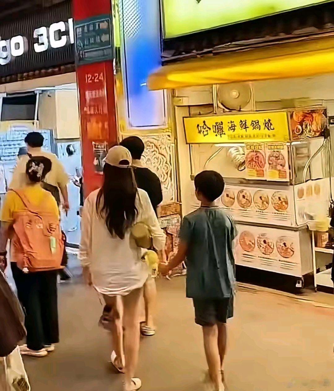 8月28日，汪小菲更新动态，分享温馨的家庭日常。趁着双休、工作清闲，汪小菲与马筱