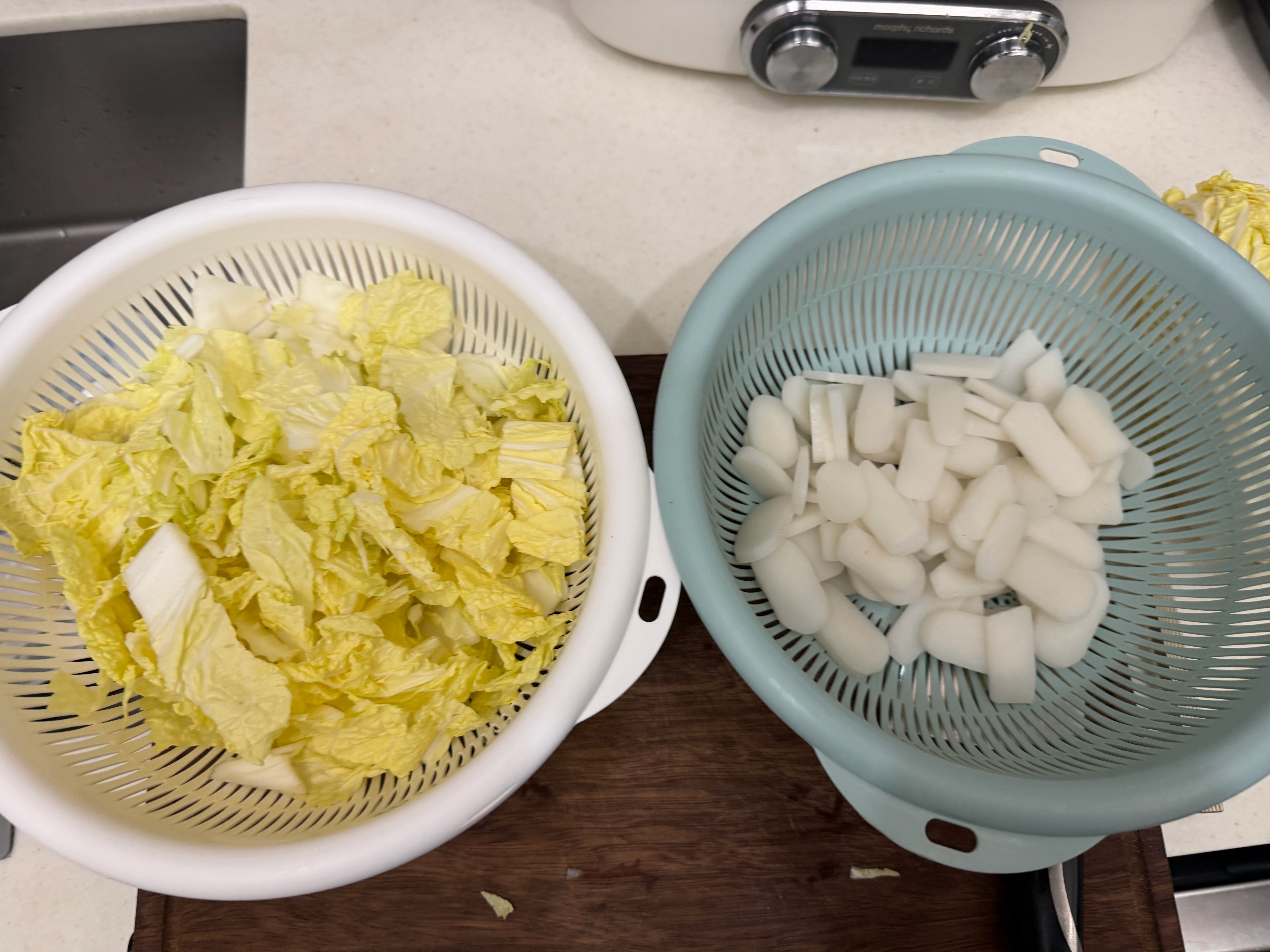 我说炒年糕青菜也可以，但是我家里人说一定要大白菜，然后又5块钱买了个白菜炒年糕