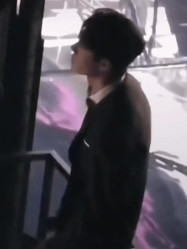 王一博是紧张了吗？他拿着话筒和台本，很投入的在扭动身体。他是在上台之前给自己