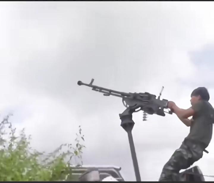 柬埔寨士兵用重机枪射击泰空军的F—16战机！这小子可能是中国的抗战神