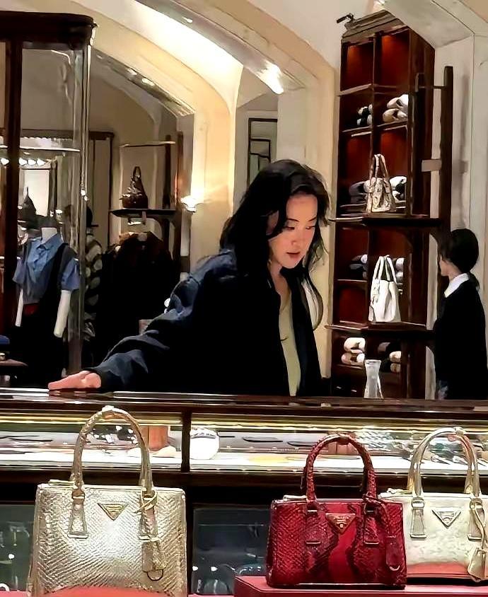 贾玲最狠的蜕变，是彻底撕碎了讨好型人格。连续三年缺席春晚，她脱下喜剧演员的