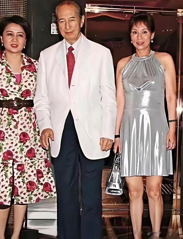 赌王的四太很多方面比三太厉害，四太培养儿子比三太厉害，挑媳妇比三太厉害。难怪