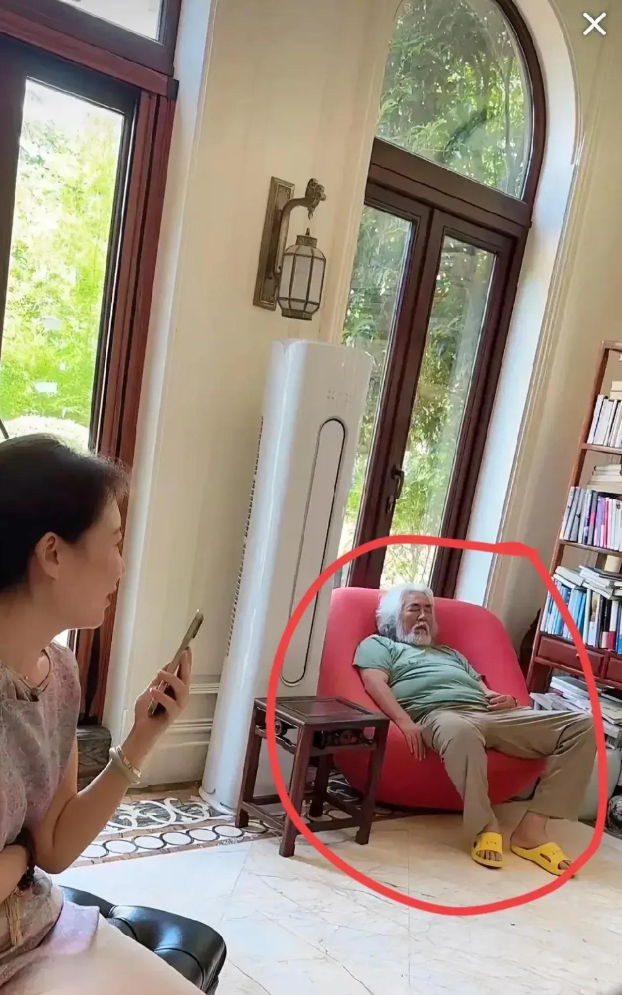 张纪中真的老了！张纪中现年74岁，近几日一直在他老婆的直播间做饭陪聊，没想到竟