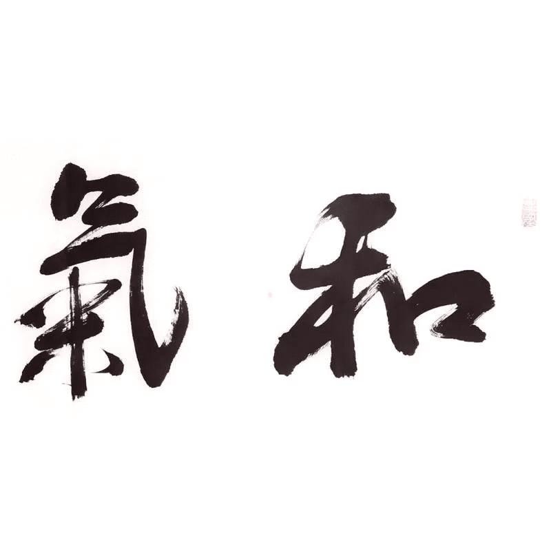 心智澄明者从不盲从扎堆，品行澄澈者向来远离喧嚣。独来独往的身影里，藏着最坚定的内