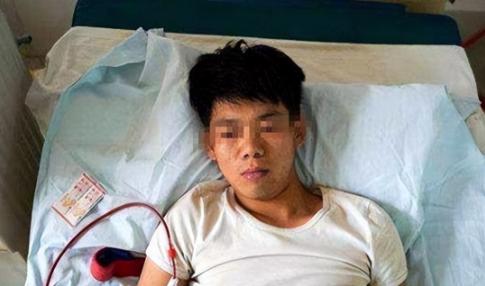 2011年4月，17岁的安徽少年王阳以2万块卖掉了自己的一颗肾，用这笔钱买下了最