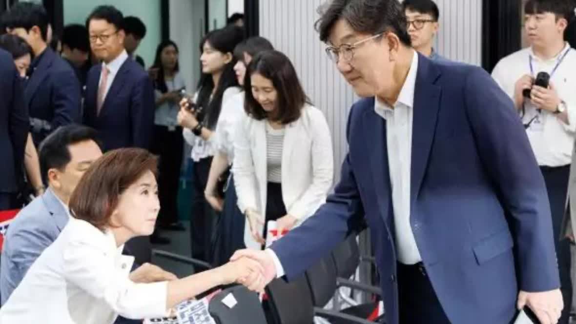 14日韩国金建希特检组相透露，18日将与国民力量党协商后重新执行搜查令，协商对象