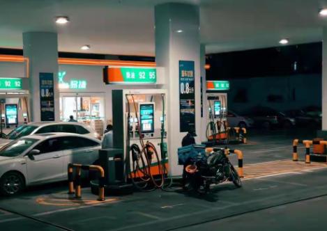 我滴乖乖！我没看错吧？油价一次性涨1.5元？以前不都是一毛一毛的涨吗？这一次性涨