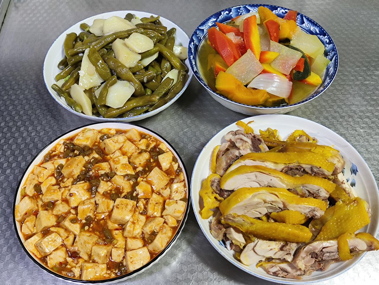 6月26日家常午餐上桌啦。卤鸡鲜香入味，配上酸豇豆烧豆腐，下饭刚刚好。土豆焖