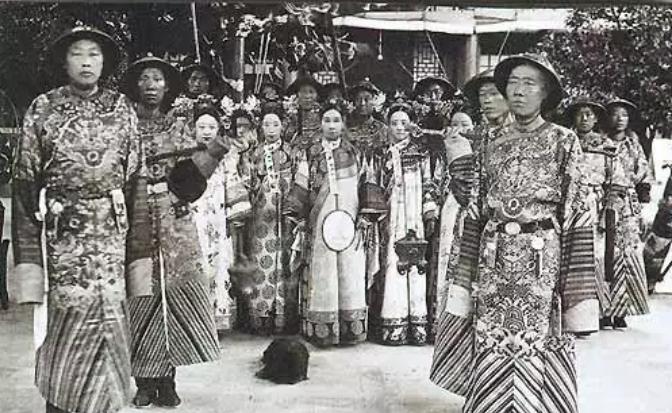 1908年，慈禧太后突然离世，她的唯一知己李莲英哭得昏死过去。守孝100天后，李