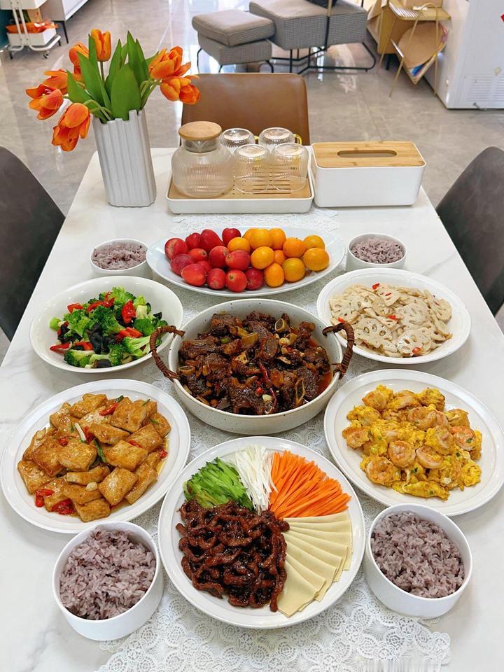 用这一桌子才招待朋友怎么样？